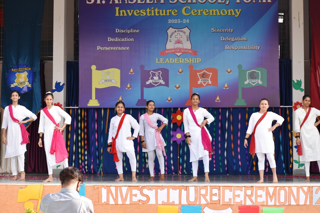 DANCE  PERFORMANCE BY THE STUDENTS